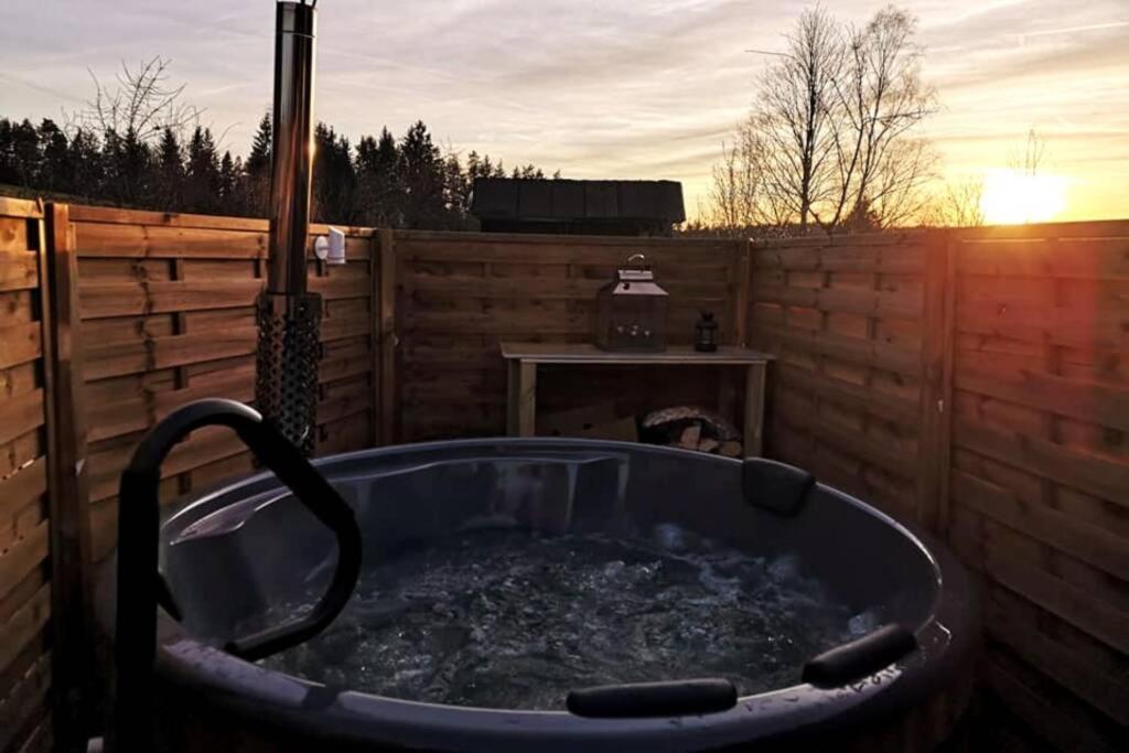 Ruhig Gelegene, Top Moderne Ferienwohnung - Hot Tub Und Sauna Gegen Aufpreis Neuhaus an Der Eger Eksteriør billede